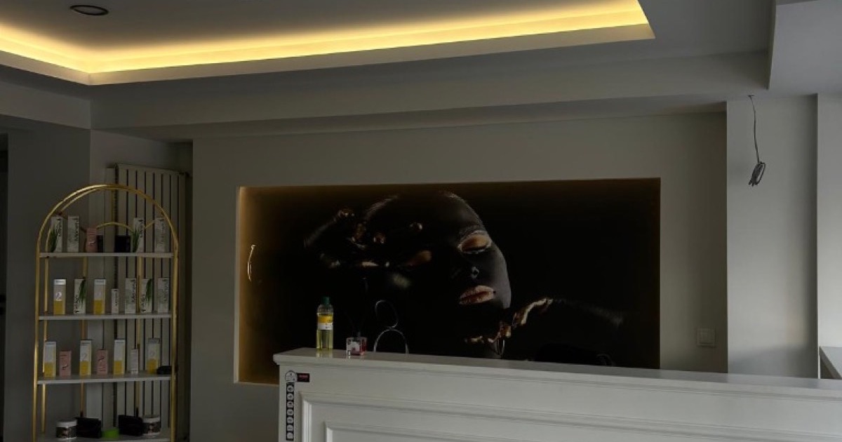 Güvenli bir masaj salonunun temiz ve düzenli karşılama alanı